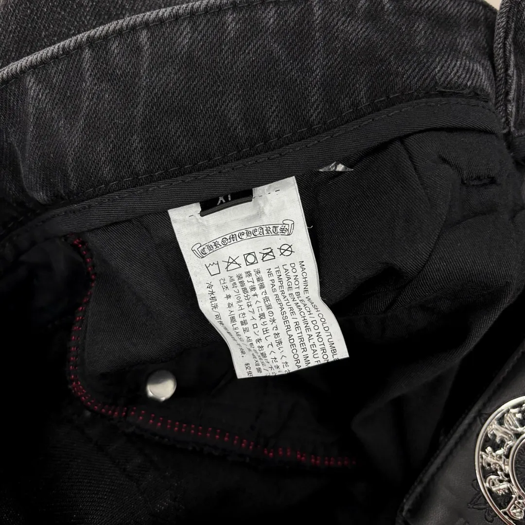P390 Chrome Hearts/Chrome Hearts Straight-leg jeans are mainly made of high-quality high-quality cotton fiber. Fabrics with high cotton content have good moisture absorption and breathability. A small amount of spandex fiber is supplemented to increase the elasticity of the fabric and make the denim clothing fit the body better. It is comfortable to wear and not easy to deform. The yarn of high-quality denim is uniform, smooth and free of impurities. The surface of the woven fabric is smooth, delicate and clear. Zinc alloy placket buttons are embossed with Chrome Hearts logo. The embellishment of the customized 1:1 Crocodile leather label gives the upper body of the jeans a unique accent. The leather label on the waist and the details of the placket buttons echo the overall style. It is highly suitable for commuting. The neat trouser line and drape arc give a relaxed and high-end feel. Size: XS-2XL